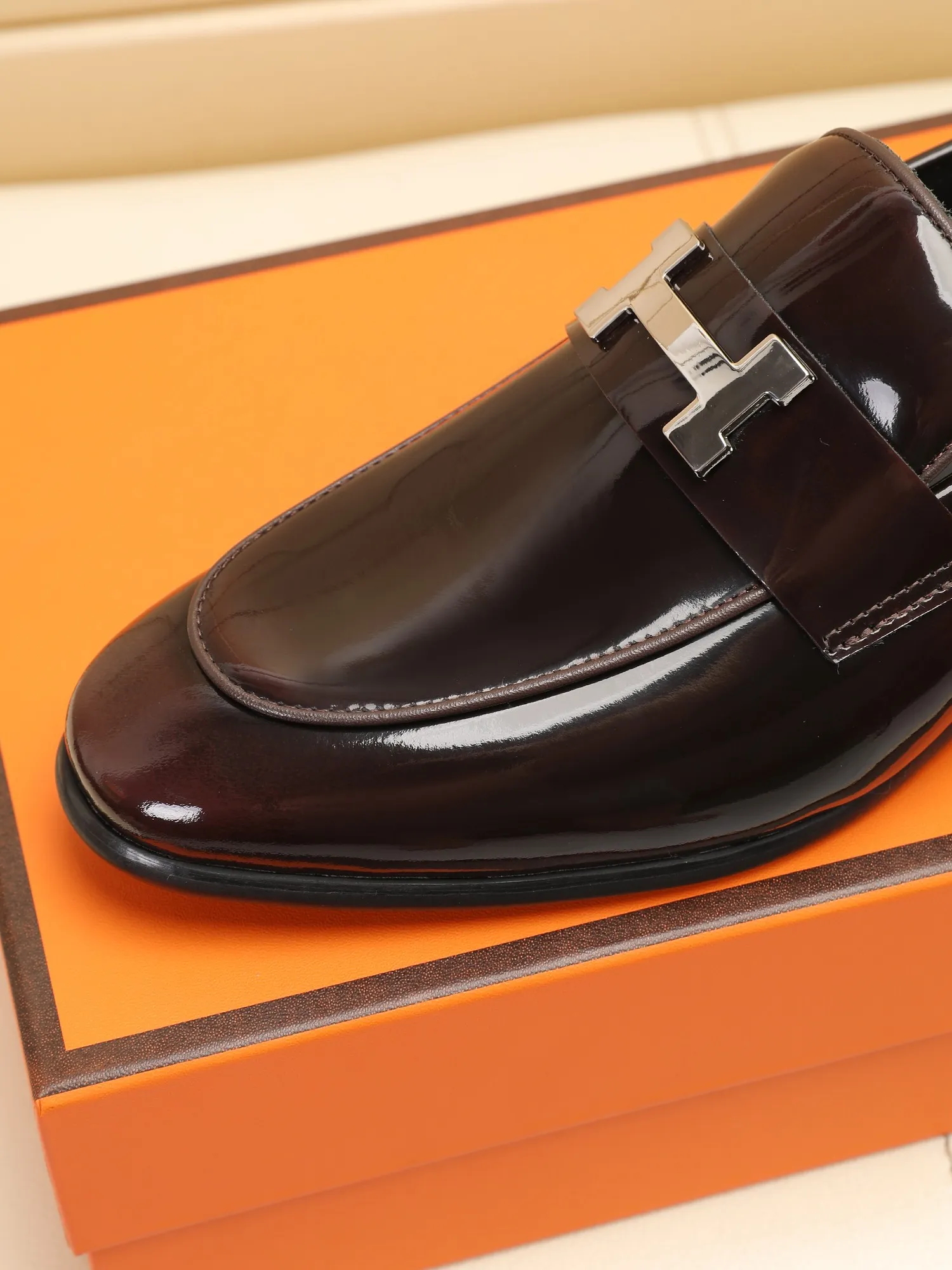 Factory price 460💶[HERMES] (cowhide lining)🍀Italian top luxury🍀He does not pursue novel styles and gorgeous colors, but attracts the favor of successful men with his flawless, elegant and classic style! This very, very comfortable, simple and stable style makes it easy to match any style! The pattern is absolutely 1:1 refined from the original case, and we strive for excellence in materials, imported cowhide + cowhide lining💪💪💪extraordinary texture👍! .Code number: 39 to 44 (38.4546 customized)